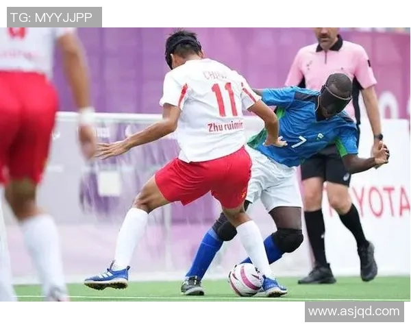 路人偶遇足球球星的真实反应和街头对话瞬间记录